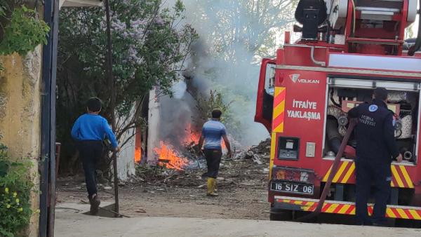 Bursa’da çöp yakılırken alevler ahıra sıçradı