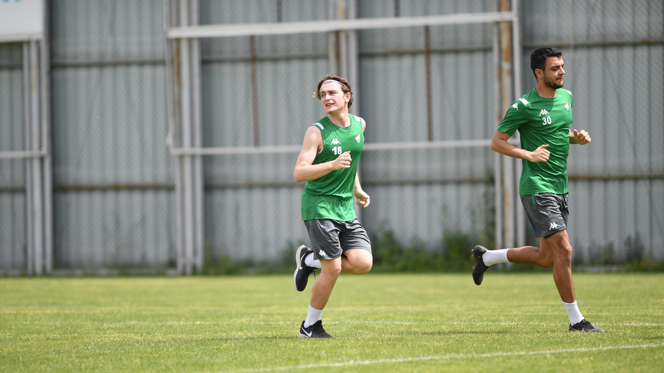 Savulun Timsah geliyor! Savulun Timsah geliyor!