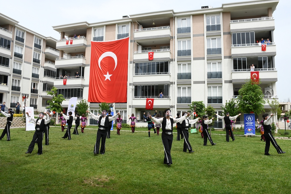 Bursa’da sosyal mesafe 19 Mayıs coşkusuna engel olmadı Bursa’da sosyal mesafe 19 Mayıs coşkusuna engel olmadı