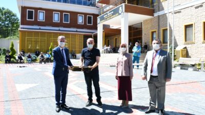 Huzurevinde sosyal mesafeli kutlama