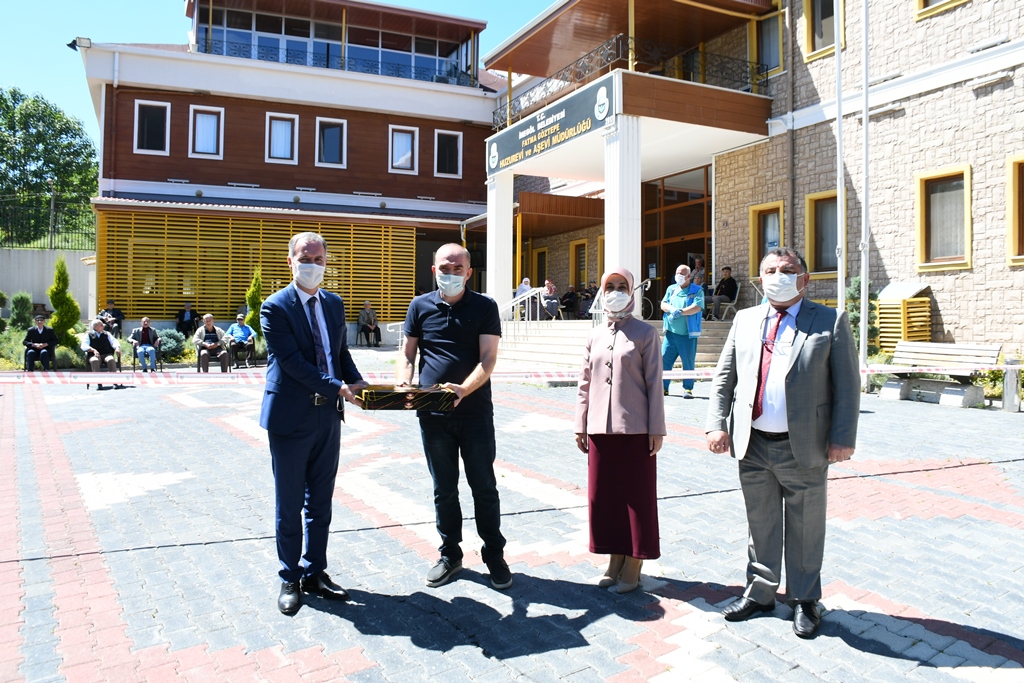 Huzurevinde sosyal mesafeli kutlama Huzurevinde sosyal mesafeli kutlama