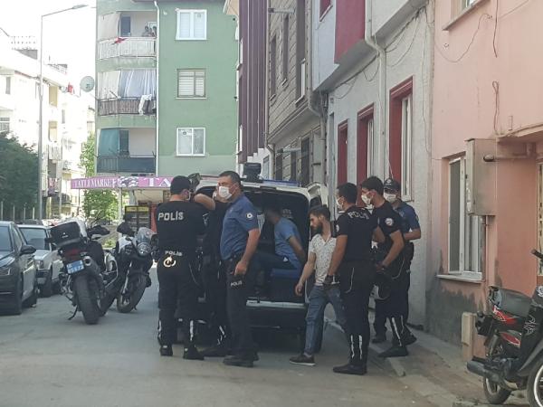 Bursa’da hareketli dakikalar! Kaçamayacaklarını anlayınca… Bursa’da hareketli dakikalar! Kaçamayacaklarını anlayınca…