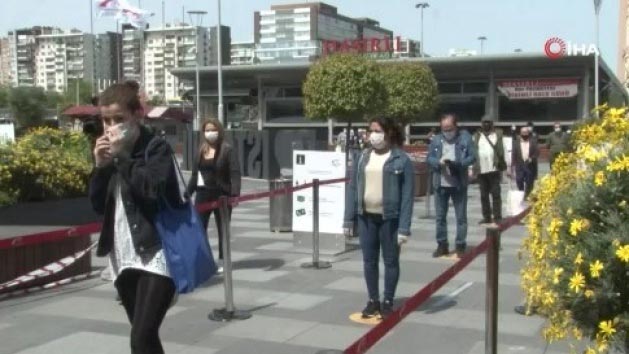 Alışveriş merkezi önünde aynı manzara! ‘Kulaklık almaya geldim’