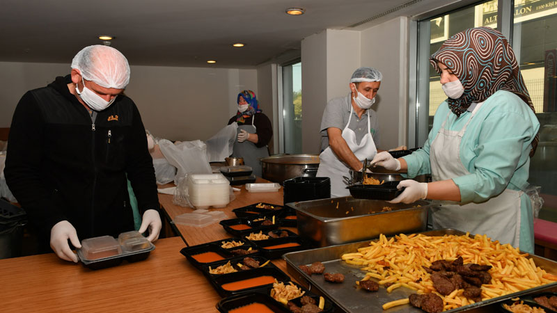 Osmangazi’de her gün bin 260 haneye sıcak yemek