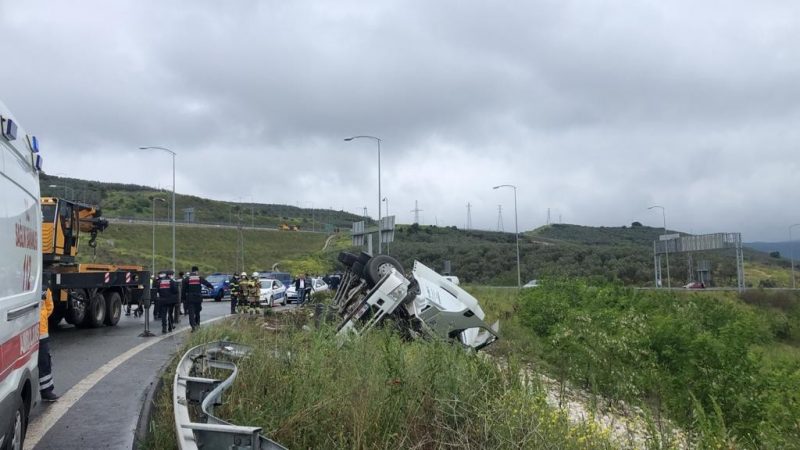 Bursa’da korkunç kaza: Feci şekilde can verdi Bursa'nın Gemlik ilçesinde mıcır yüklü kamyonun devrilmesi sonucu 1 kişi