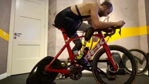 Kazada iki bacağını kaybeden sporcu, simülasyon bisikletle antrenmanlarına devam ediyor