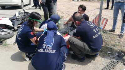 Bursa’da otomobille çarpışan motosikletli yaralandı