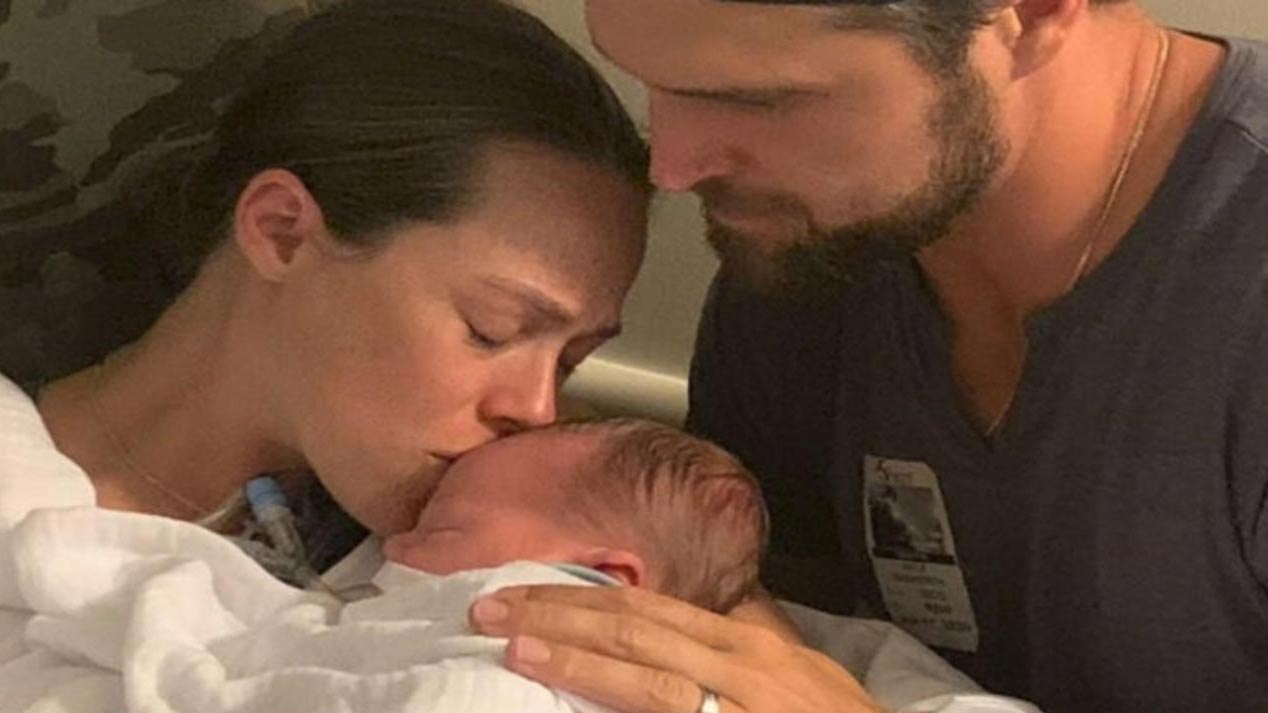 Ünlü oyuncu altı günlük bebeğini kaybetti!