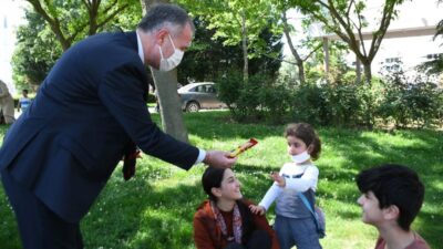Başkan Taban’dan Çocuklara Moral Çikolatası