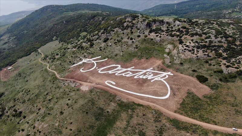 Büyük Önder Mustafa Kemal Atatürk’ün imzası, Bursa'nın Gemlik ilçesindeki tepeye