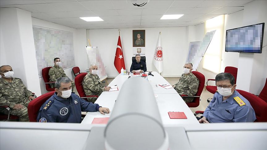 Bakanı Akar ve TSK’nın komuta kademesinden sınır hattında bayram