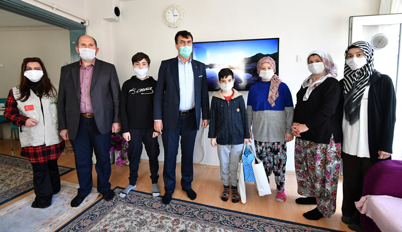 Dündar’dan yetim çocuklara iftarlık ve hediye