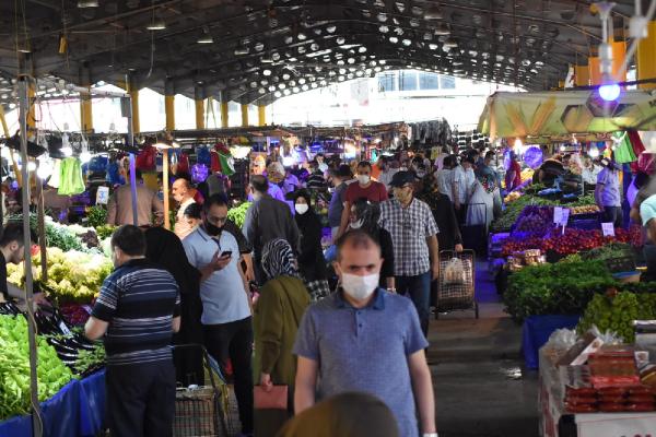 Bursa’da pazarlarda adım atacak yer kalmadı Bursa’da pazarlarda adım atacak yer kalmadı