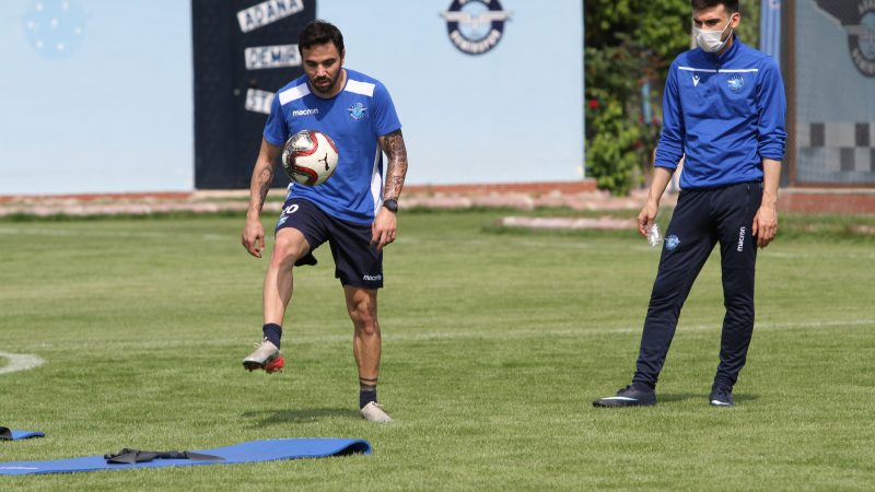 Adana Demirspor başladı… Sahadaki ilk idman… TFF 1. Lig ekiplerinden Adana Demirspor'da, yeni tip koronavirüs (Kovid-19)
