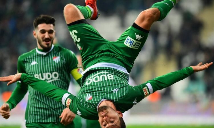 Futbolda tarihi karar… IFAB duyurdu… IFAB, 2020 yılının sonunda kadar oynanacak maçlarda 5 oyuncu değişikliği
