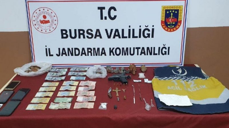 Bursa'da düzenlenen tarihi eser kaçakçılığı operasyonunda 3 kişi gözaltına alındı.