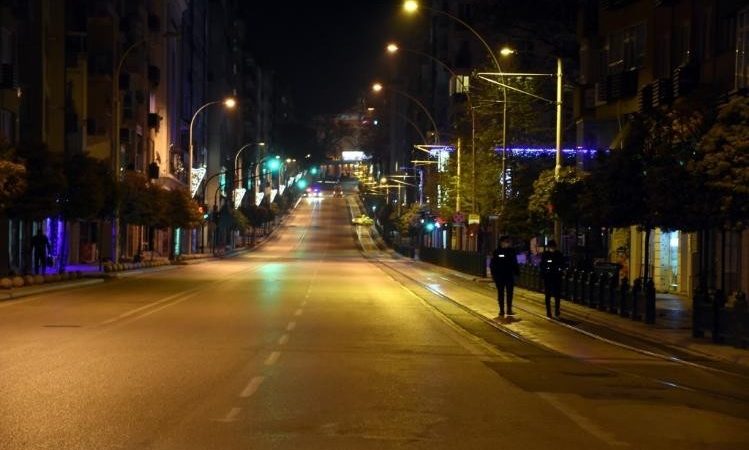 Tüm Türkiye'de sokağa çıkma yasağı başladı... Hafta içi saat 21.00-05.00