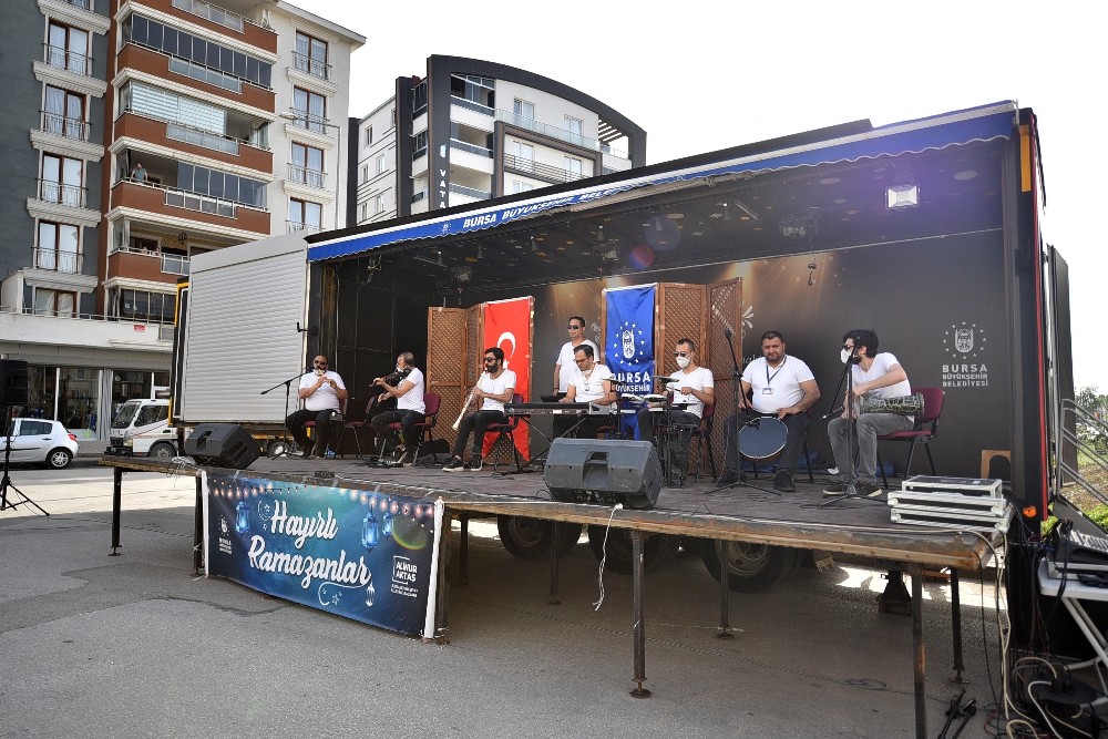 Bursalılar, ‘Gezici Sahne’ ile moral depoluyor Bursalılar, ‘Gezici Sahne’ ile moral depoluyor