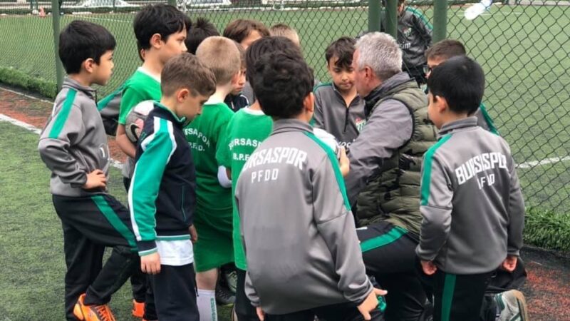 Bursaspor kapılarını açıyor Bursasporlu PFDD Yaz Futbol Okulu kapılarını açmaya hazırlanıyor. Kayıtlar 1