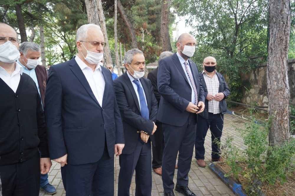 Camiler cemaate açıldı… Şükür kurbanı kesildi…