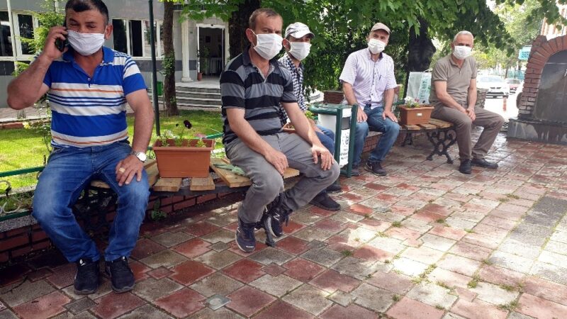 Bursa’nın bu ilçesinde korona virüsünden vatandaşlar, çiçeklerle korunuyor Bursa’nın Orhaneli ilçesinde dinlenmek ve sohbet için banklara oturan vatandaşları,