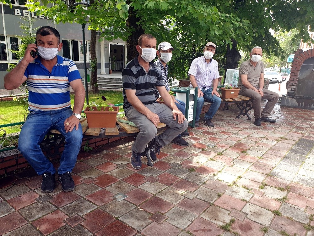 Bursa’nın bu ilçesinde korona virüsünden vatandaşlar, çiçeklerle korunuyor