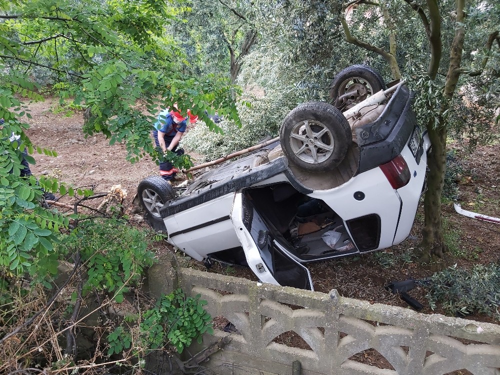 Direksiyon hakimiyeti kaybeden araç evin bahçesine daldı Direksiyon hakimiyeti kaybeden araç evin bahçesine daldı