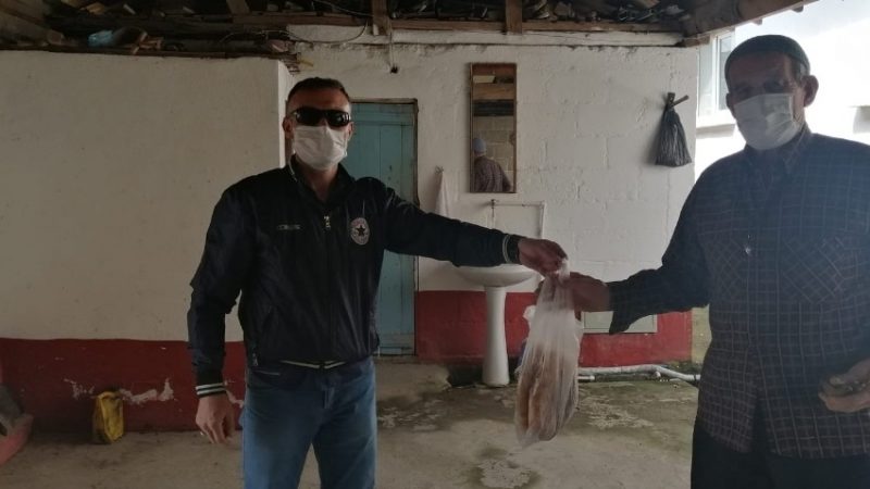 Hem yaşlılara ekmek götürüyor hem de onlarla göbek atıp şarkı söylüyor Bursa’da bir fırıncı evlerine ekmek götürdüğü yaşlılara moral vermek içen
