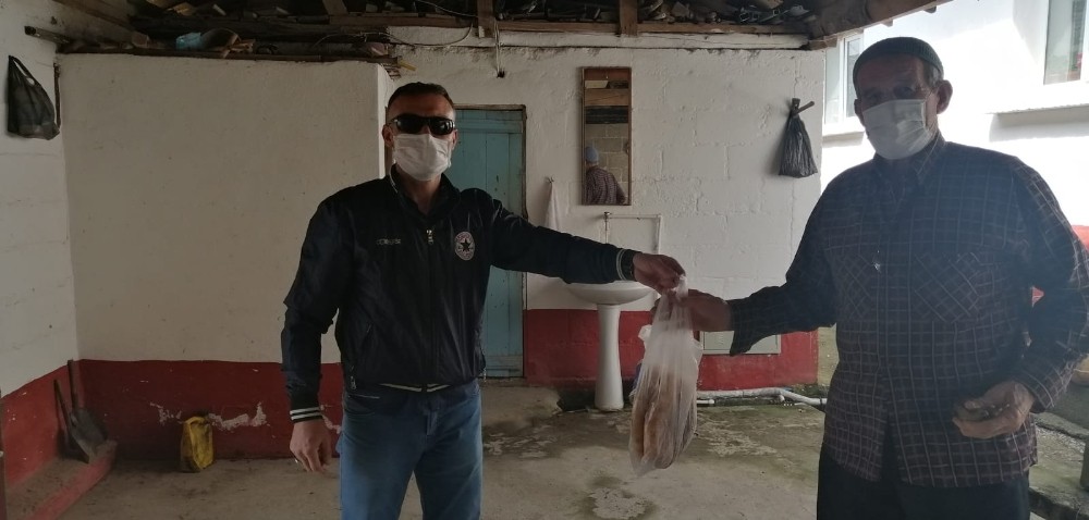 Hem yaşlılara ekmek götürüyor hem de onlarla göbek atıp şarkı söylüyor Hem yaşlılara ekmek götürüyor hem de onlarla göbek atıp şarkı söylüyor