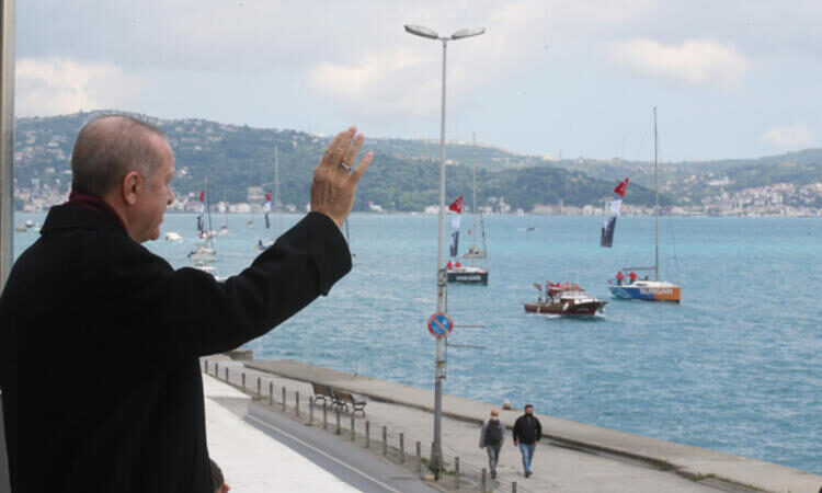 Boğaz’da renkli görüntüler… Erdoğan tek tek selamladı… Cumhurbaşkanı Recep Tayyip Erdoğan, "29 Mayıs İstanbul Boğazı Fetih Saygı
