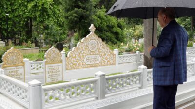 Erdoğan anne ve babasının kabirlerini ziyaret etti