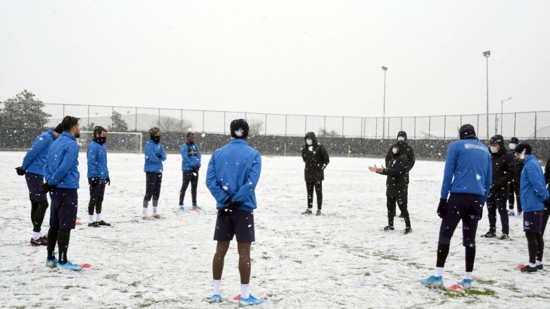 TFF 1.Lig ekibi karlar altında çalıştı… Büyükşehir Belediye Erzurumspor, kar yağışı altında çalışmalarına start verdi.