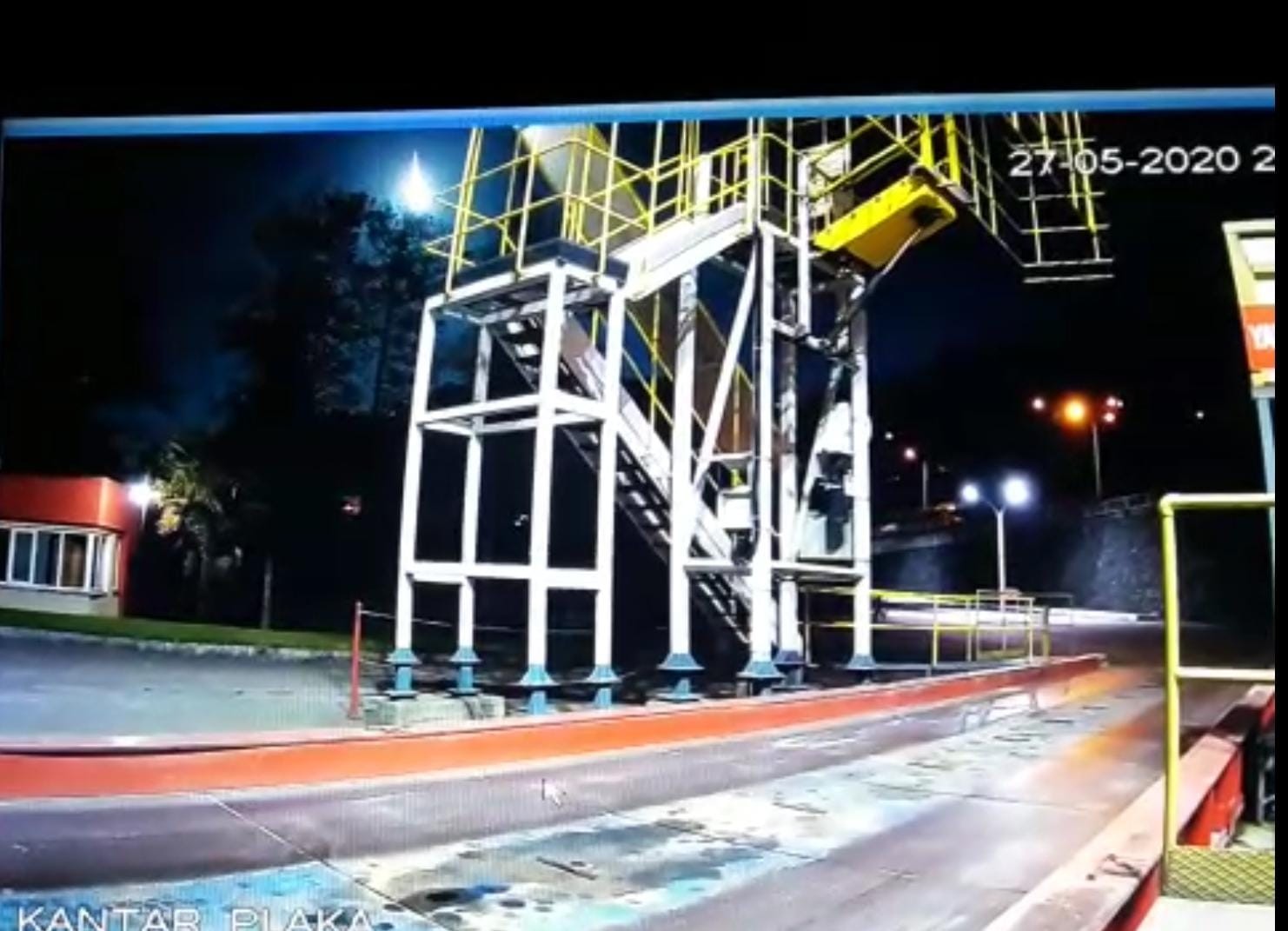 Birçok şehirden gözüktü… Göktaşı mı düştü?