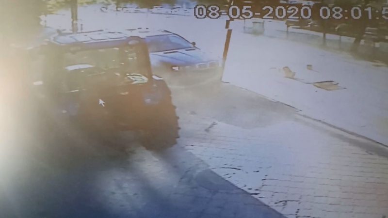 Bursa’daki korkunç kaza kamerada Bursa’nın Mustafakemalpaşa ilçesinde lüks cipin kontrolden çıkıp trafik lambasına çarptığı