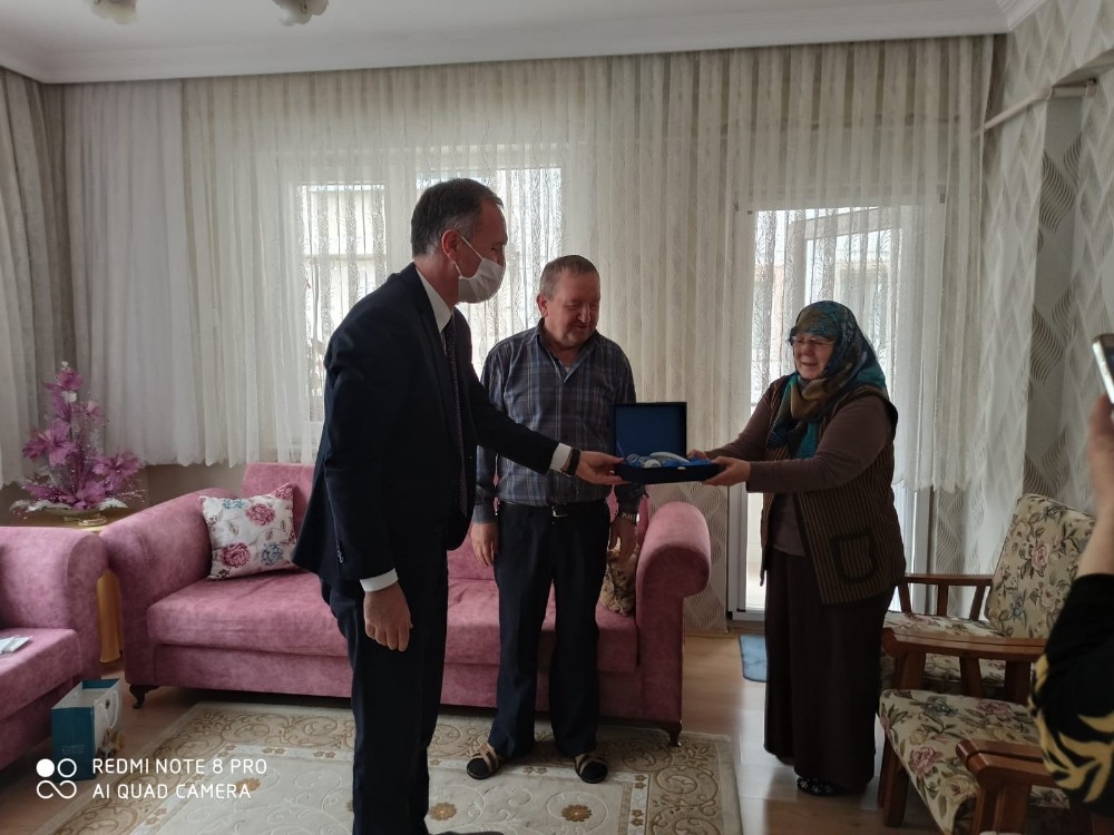 İnegöl Belediye Başkanı Taban’dan 65 yaş üstü ziyareti İnegöl Belediye Başkanı Taban’dan 65 yaş üstü ziyareti