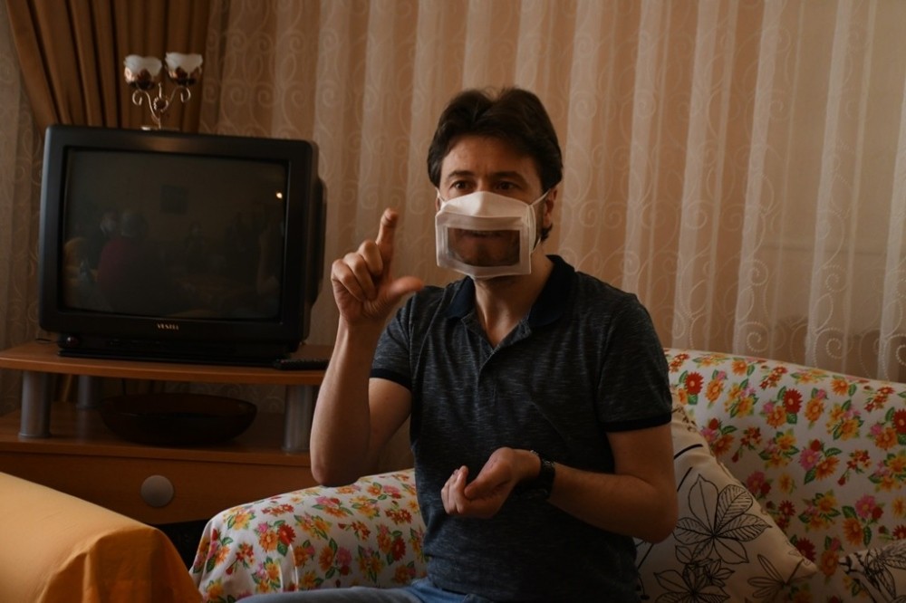 İşitme engellilere özel maske üretildi İşitme engellilere özel maske üretildi