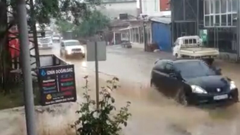 Bursa’nın İznik ilçesinde sağanak yağmur hayatı olumsuz etkiledi.