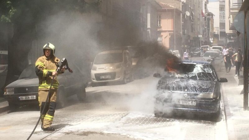 Bursa’da park halindeki otomobil alev alev yandı Bursa’da park halindeki otomobil alev alev yandı