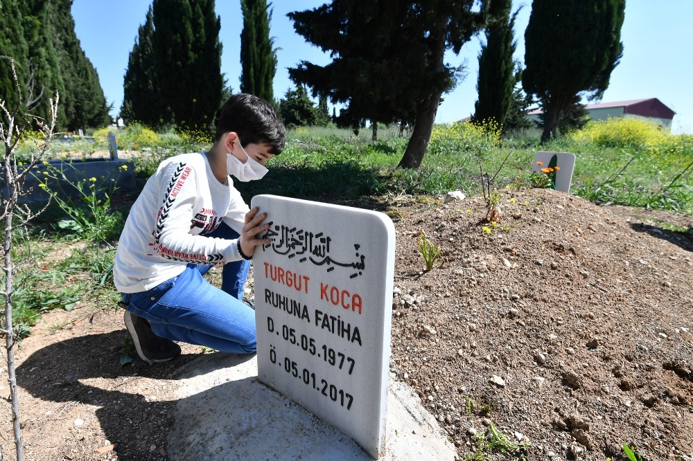 Küçük Hamza özel izinle babasının mezarını ziyaret etti