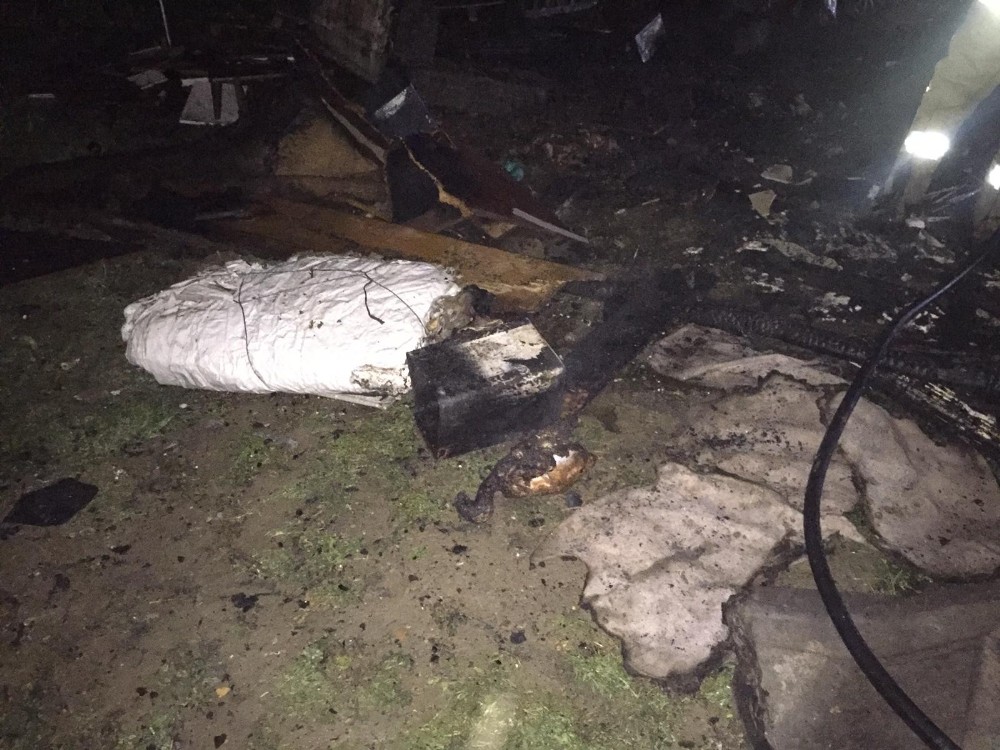 Kümes yangınında çok sayıda güvecin ve tavuk telef oldu Kümes yangınında çok sayıda güvecin ve tavuk telef oldu