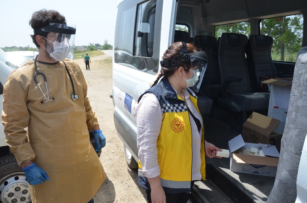 Mevsimlik tarım işçilerinin sağlık kontrolleri yapılıyor Mevsimlik tarım işçilerinin sağlık kontrolleri yapılıyor