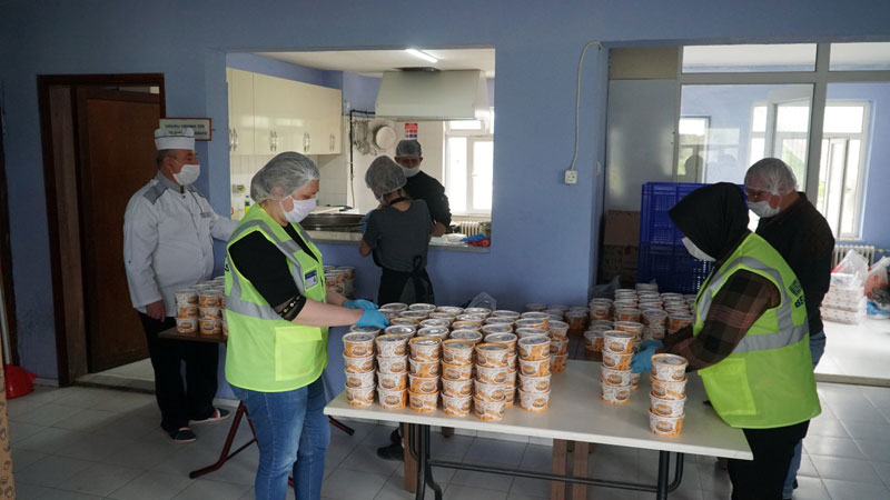 Mustafakemalpaşa Belediyesi’nden ihtiyaç sahiplerine sıcak yemek Mustafakemalpaşa Belediyesi’nden ihtiyaç sahiplerine sıcak yemek