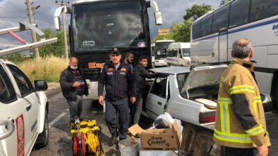 Otomobil servis otobüsünün altına girdi!