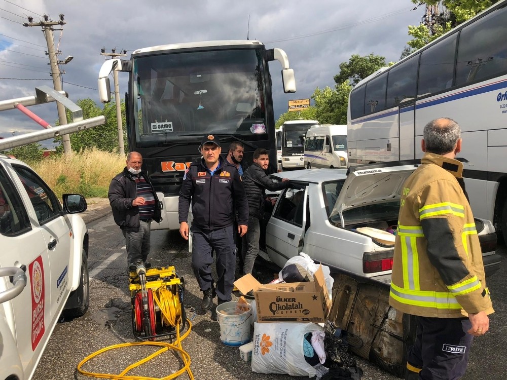 Otomobil servis otobüsünün altına girdi! Otomobil servis otobüsünün altına girdi!