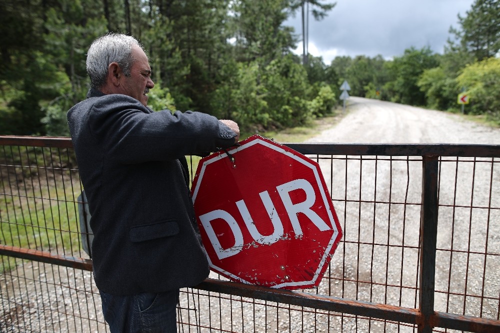 Bu da ayı karantinası…Köye kapı yaptılar, çevresini telle çevirdiler Bu da ayı karantinası…Köye kapı yaptılar, çevresini telle çevirdiler