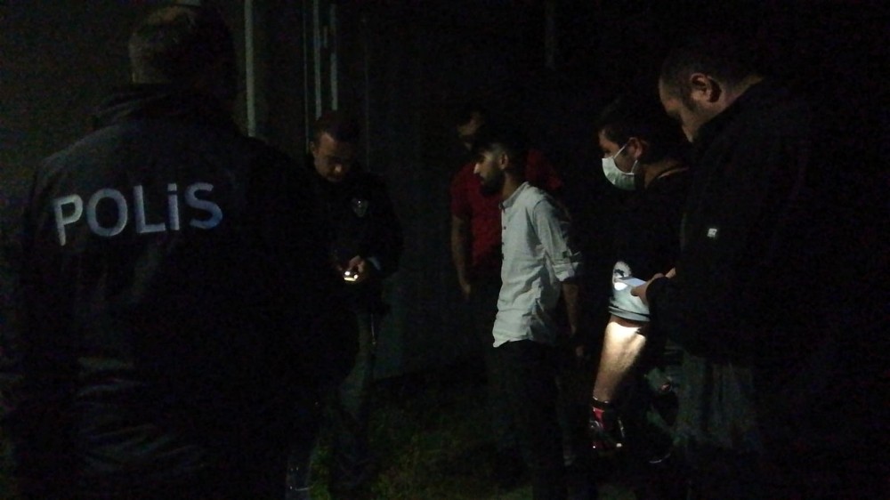 Sahte plakalı araçla trafiği tehlikeye sokan 3 şahıs polisi alarma geçirdi Sahte plakalı araçla trafiği tehlikeye sokan 3 şahıs polisi alarma geçirdi