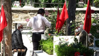 Bursa’da şehitlikte hüzünlü bayram