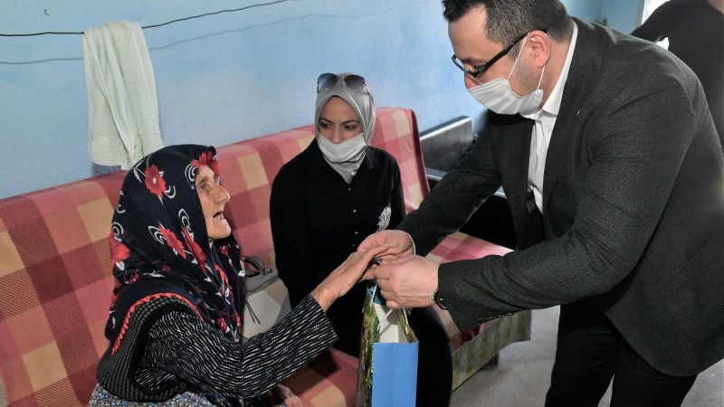 Mustafakemalpaşa Belediye Başkanı Mehmet Kanar, Anneler Günü dolayısıyla ev ziyaretlerinde