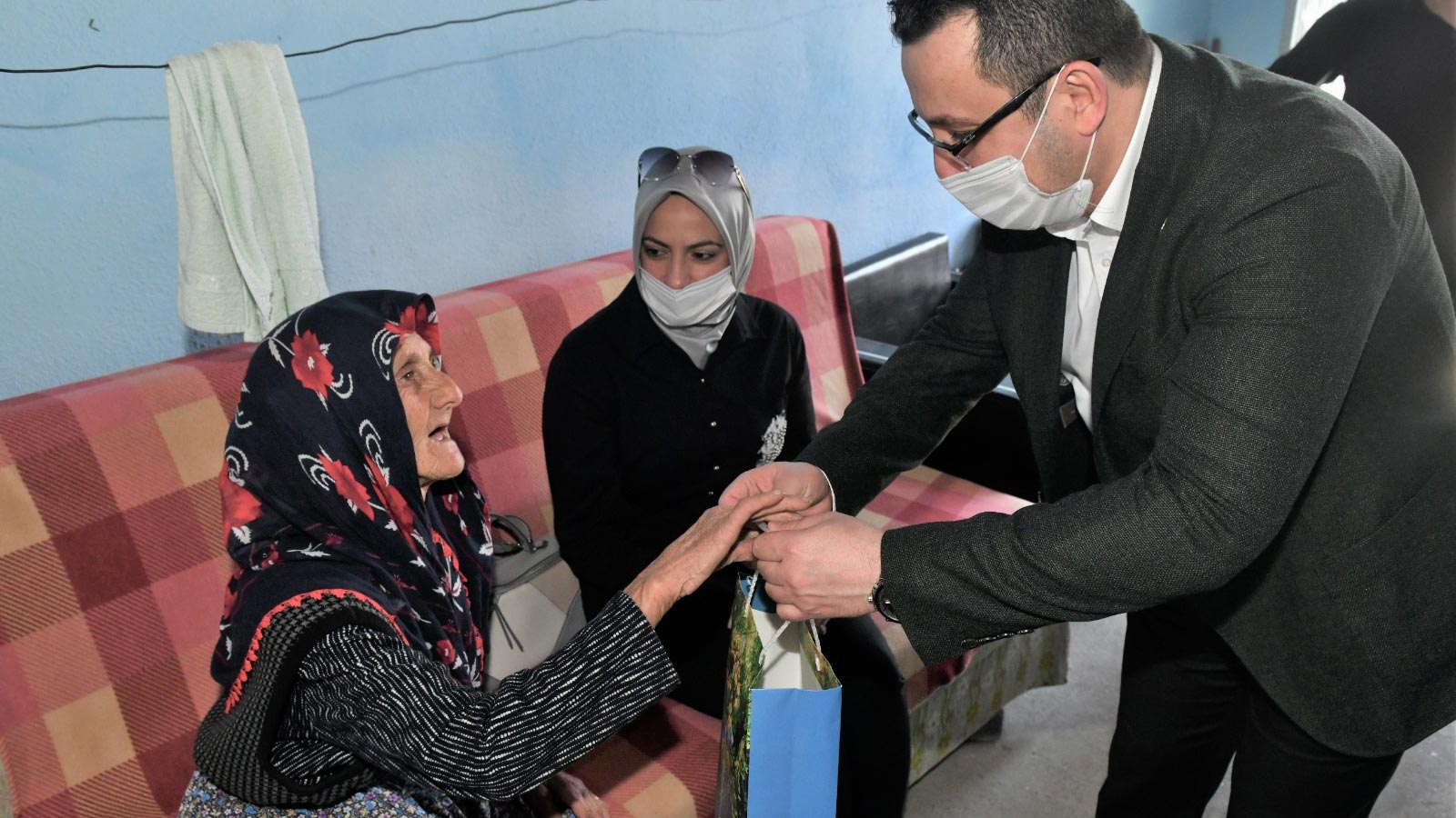 Annelere Başkan Kanar’dan sürpriz ziyaret Annelere Başkan Kanar’dan sürpriz ziyaret