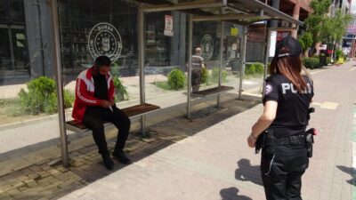 Sokakta kalan vatandaşa polis böyle müdahale etti